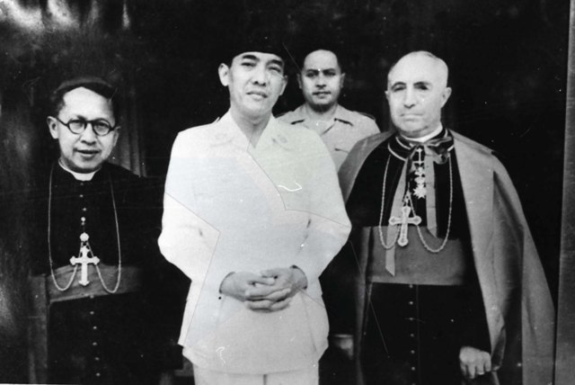 Presiden Soekarno menerima kunjungan MGR de Jongh pda tgl. Januari 1948 di Istana Presiden